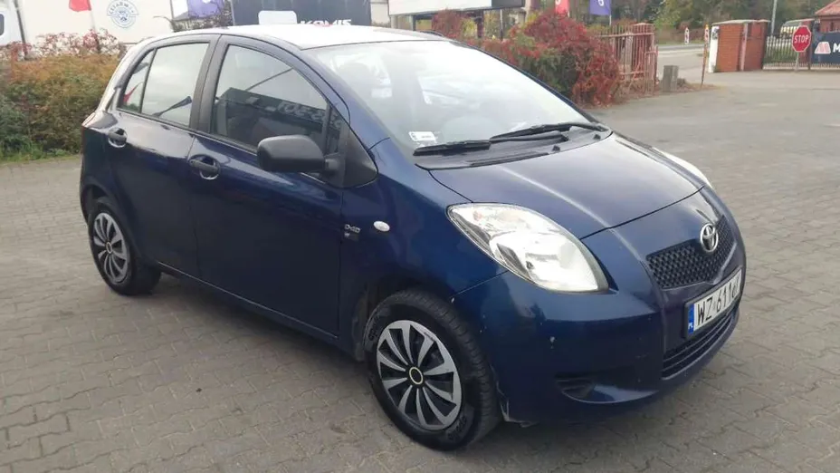 TOYOTA Yaris -