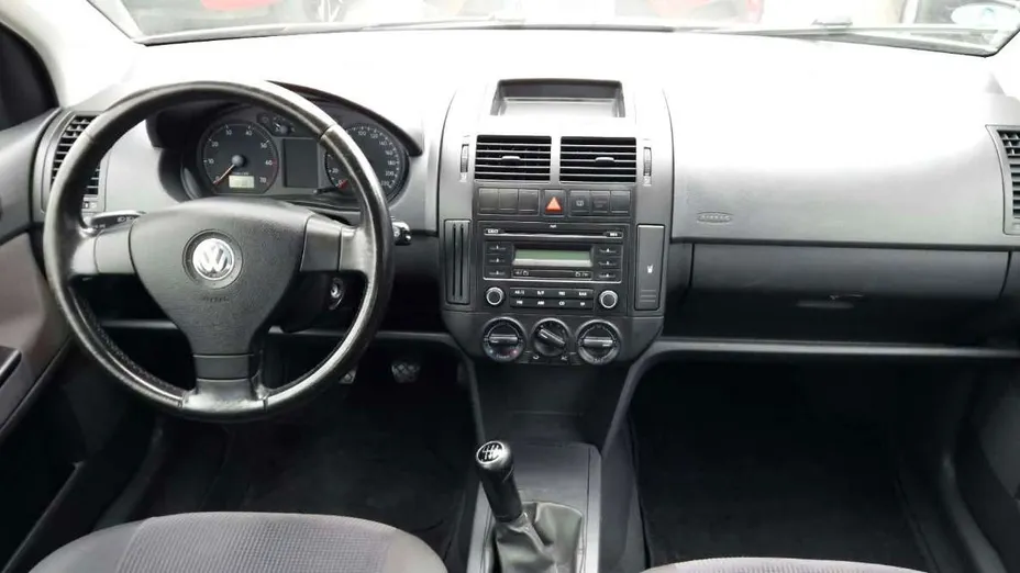VOLKSWAGEN Polo -