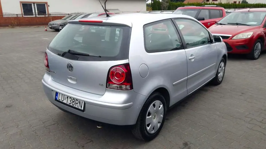 VOLKSWAGEN Polo -