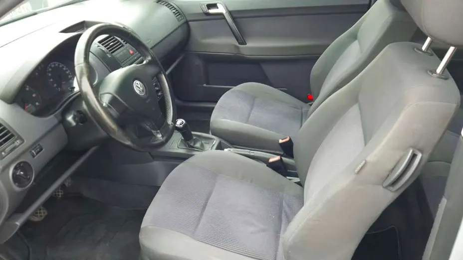 VOLKSWAGEN Polo -