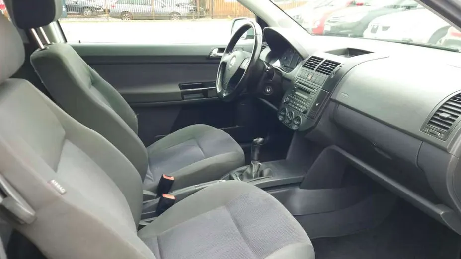VOLKSWAGEN Polo -