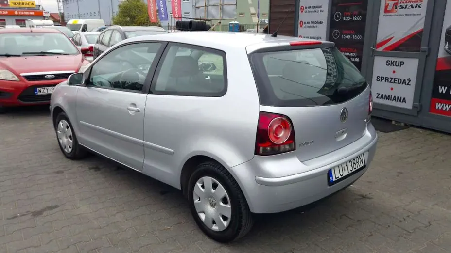VOLKSWAGEN Polo -