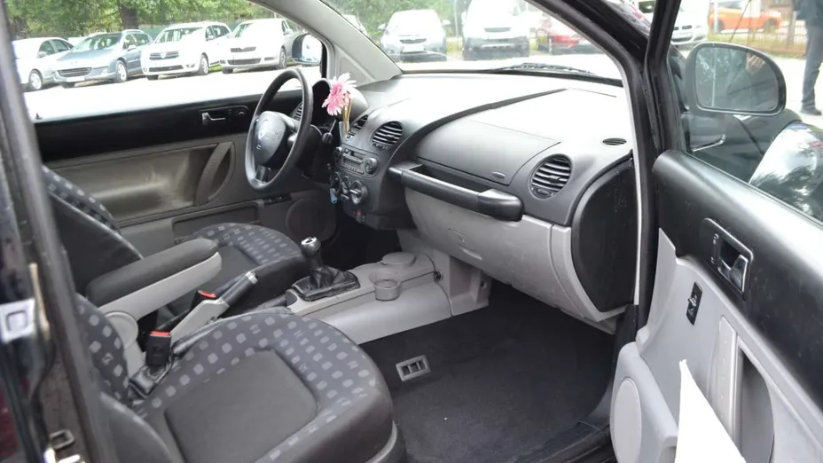 VOLKSWAGEN New Beetle -
