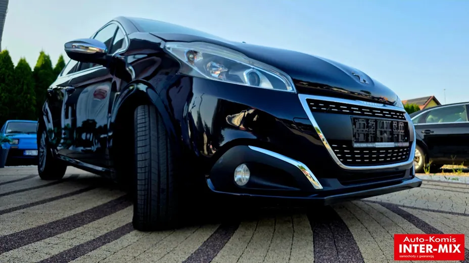 PEUGEOT 208 -