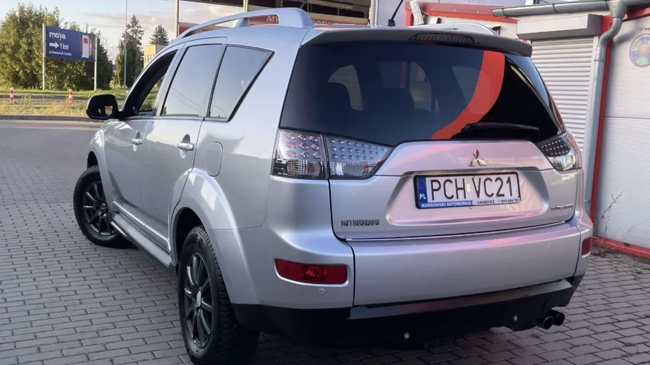 MITSUBISHI Outlander -
