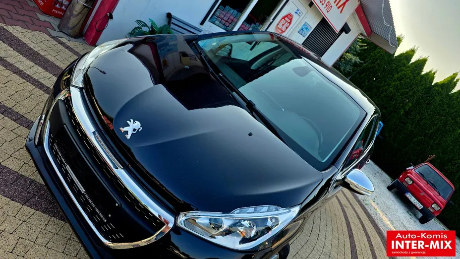 PEUGEOT 208 -