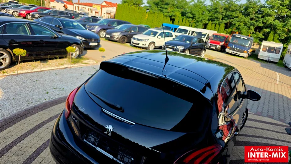 PEUGEOT 208 -