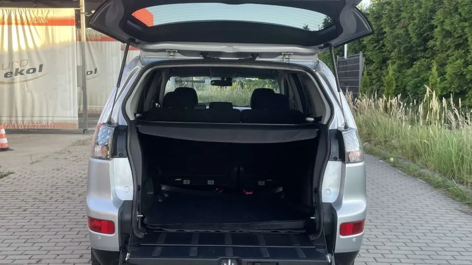 MITSUBISHI Outlander -