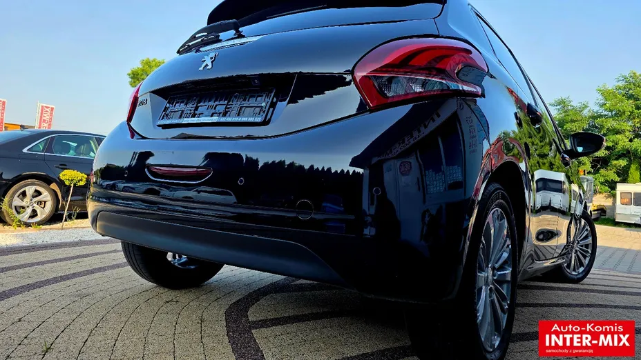 PEUGEOT 208 -
