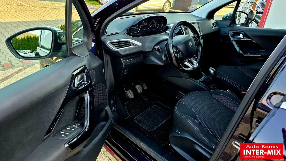 PEUGEOT 208 -