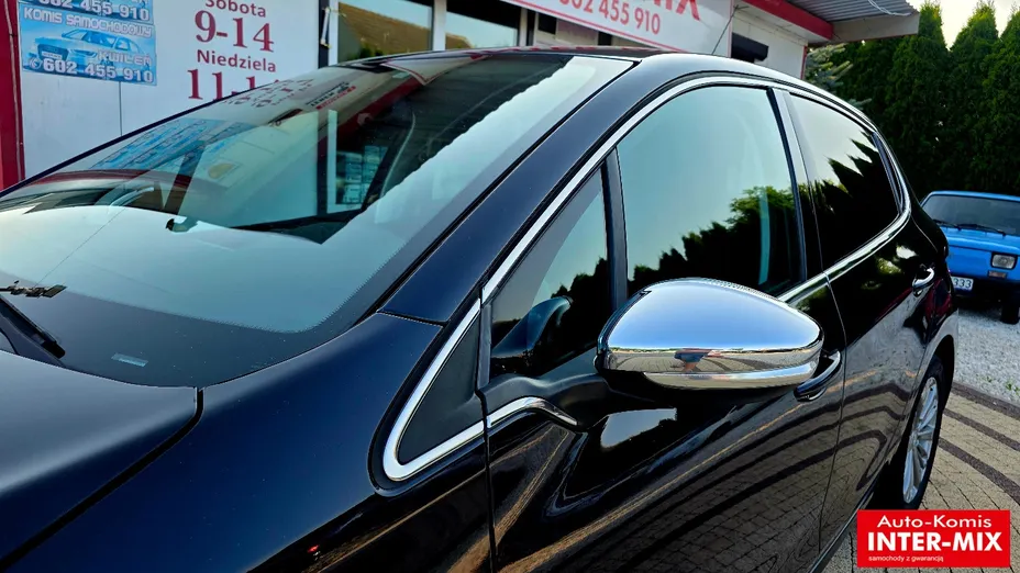 PEUGEOT 208 -
