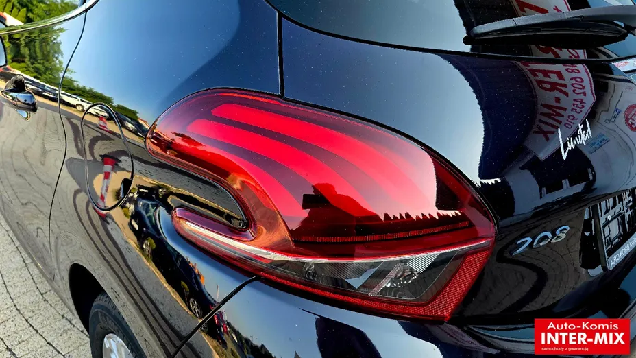 PEUGEOT 208 -