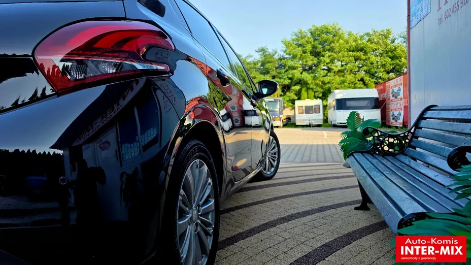 PEUGEOT 208 -