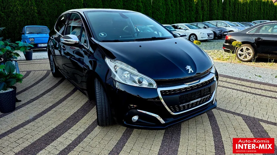 PEUGEOT 208 -