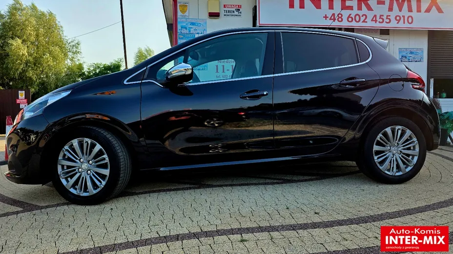 PEUGEOT 208 -