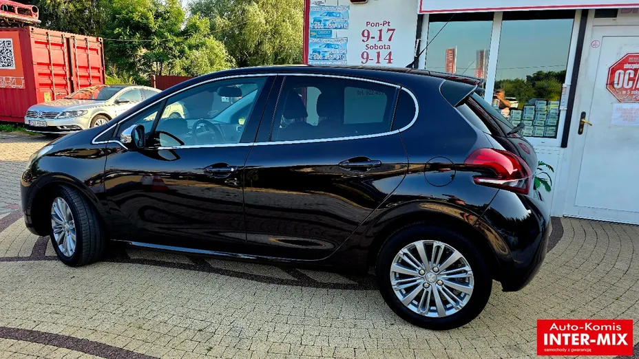 PEUGEOT 208 -