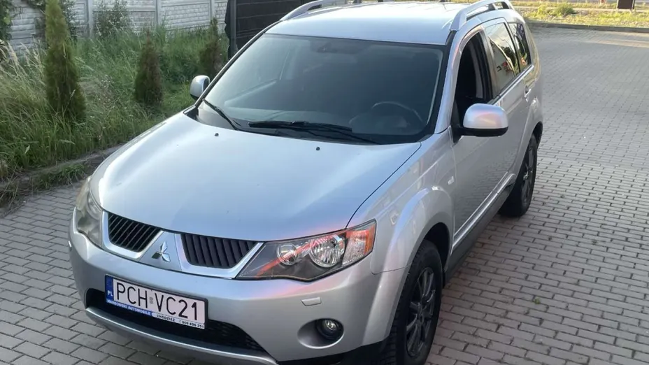 MITSUBISHI Outlander -