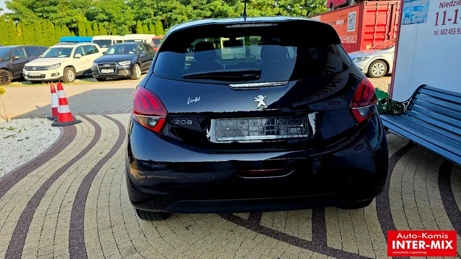 PEUGEOT 208 -