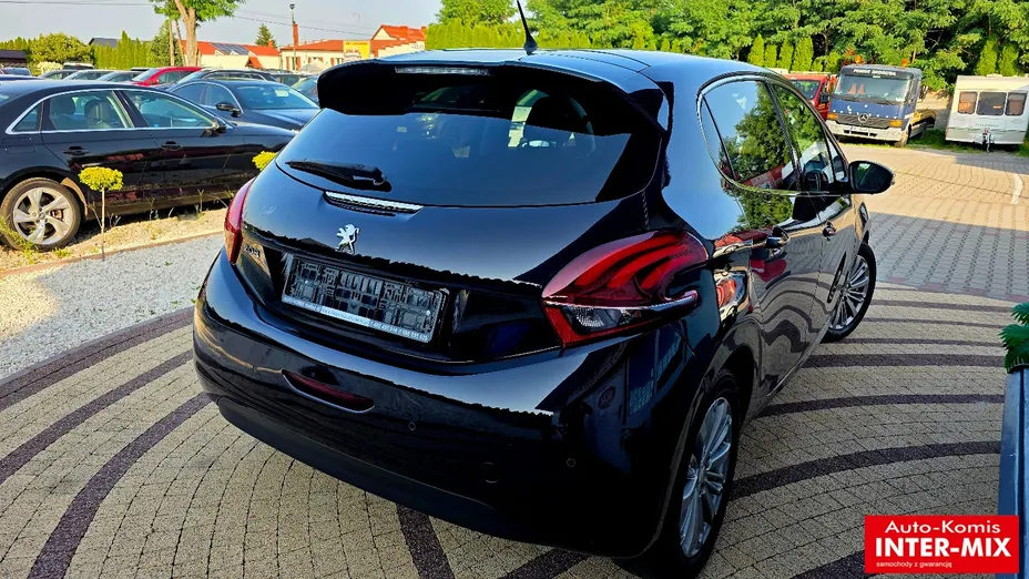 PEUGEOT 208 -