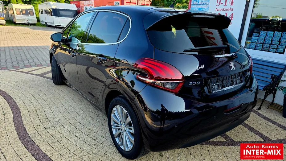 PEUGEOT 208 -