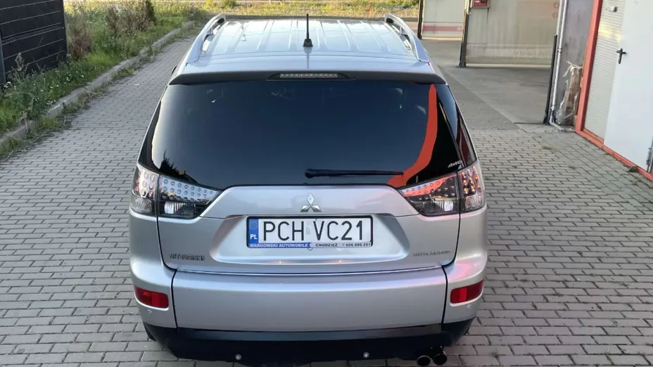 MITSUBISHI Outlander -