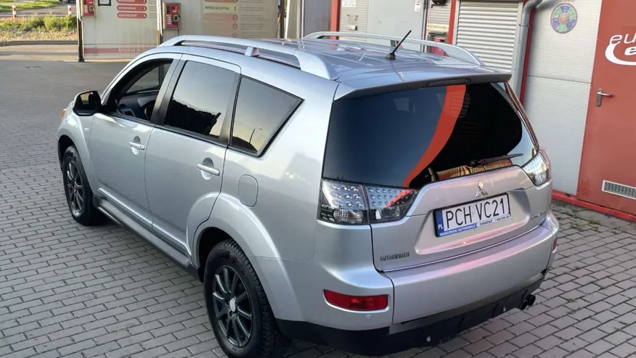 MITSUBISHI Outlander -