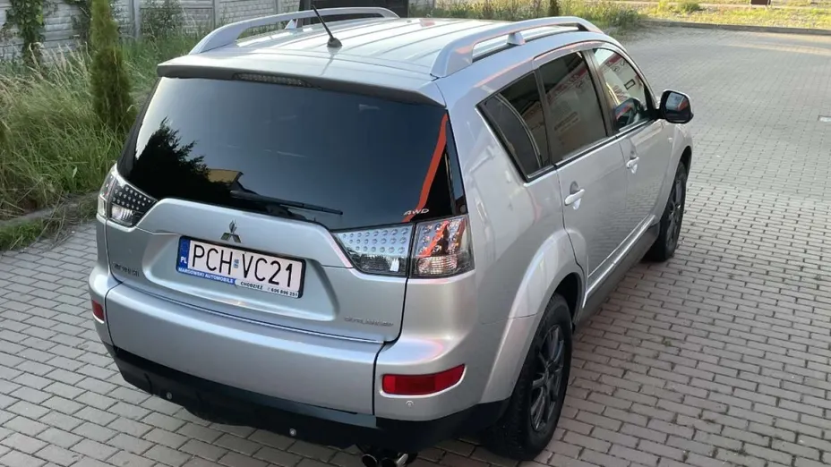 MITSUBISHI Outlander -