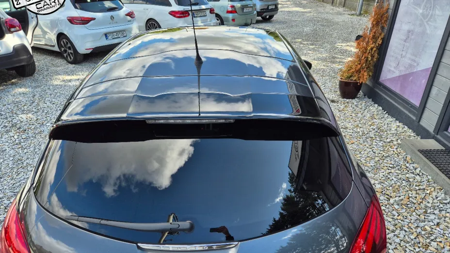 PEUGEOT 208 -