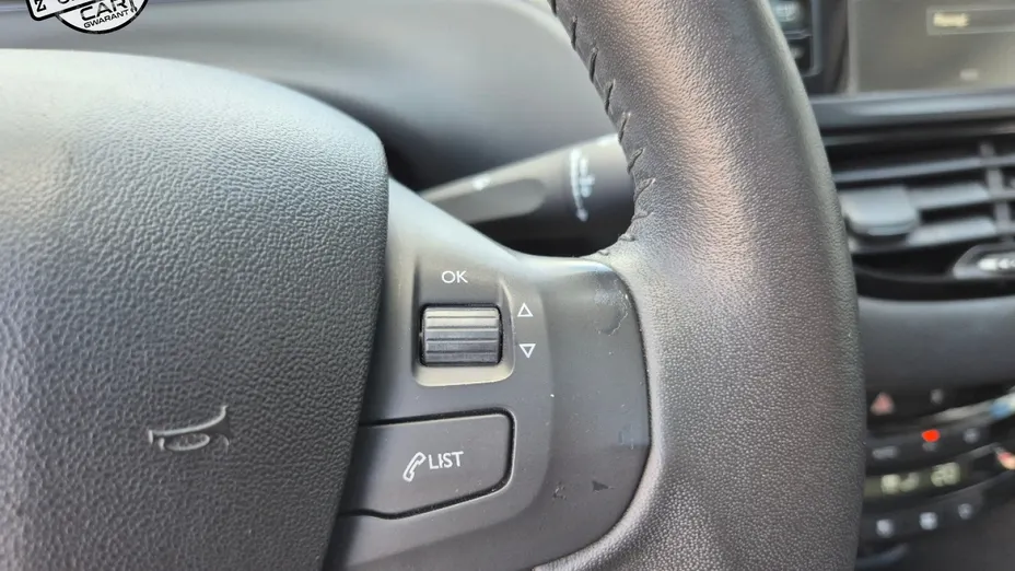 PEUGEOT 208 -