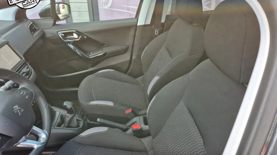 PEUGEOT 208 -