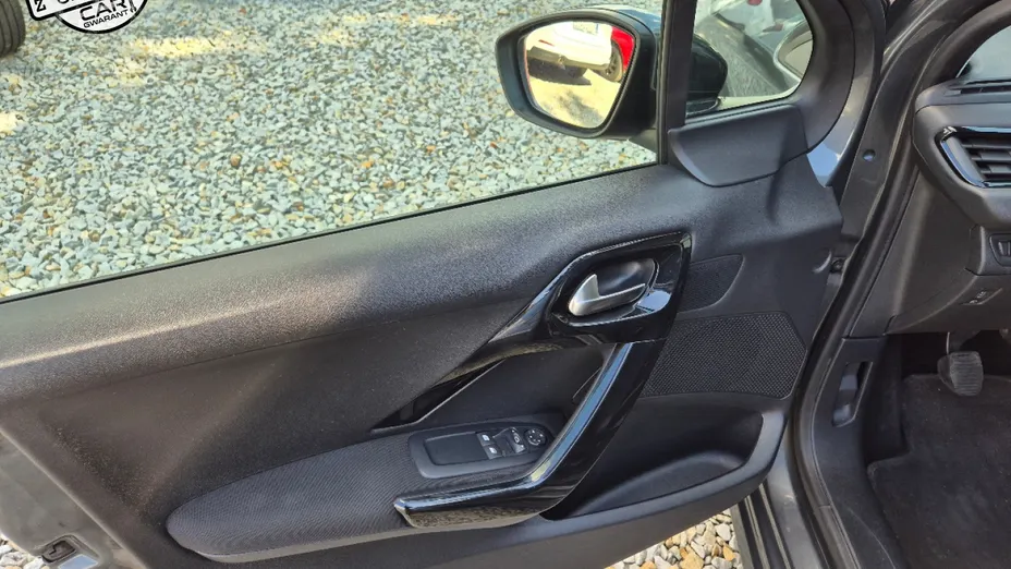 PEUGEOT 208 -