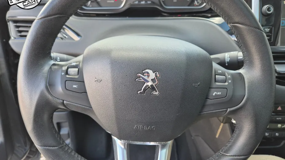 PEUGEOT 208 -