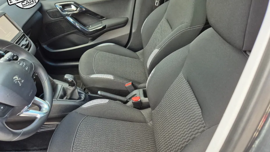 PEUGEOT 208 -
