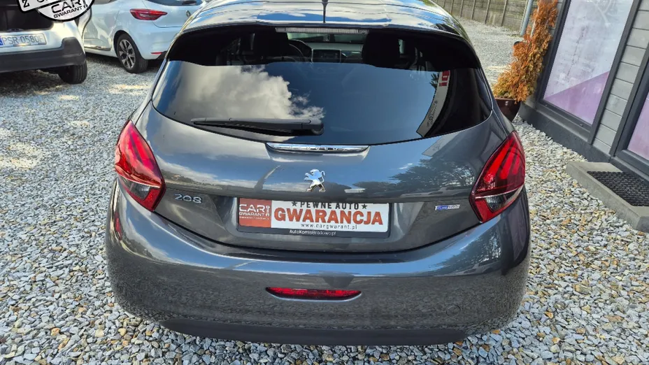 PEUGEOT 208 -