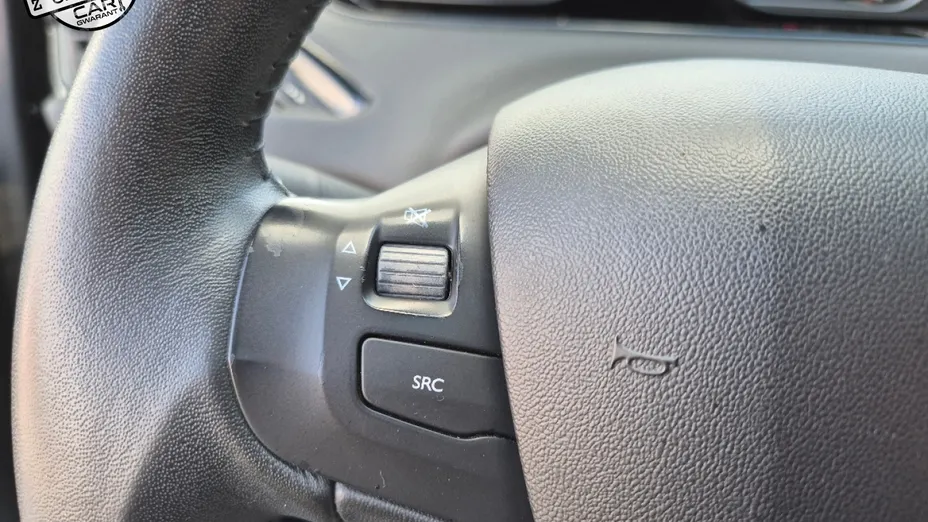 PEUGEOT 208 -