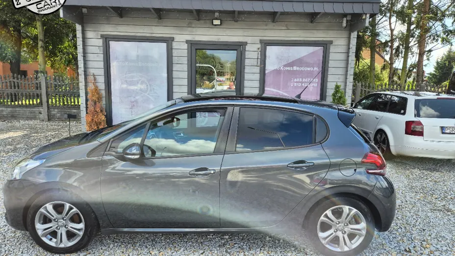 PEUGEOT 208 -