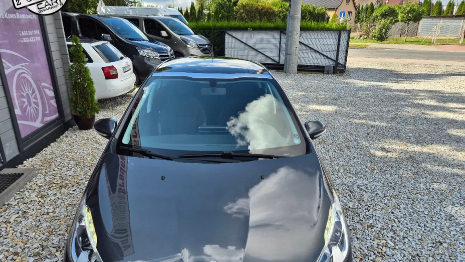 PEUGEOT 208 -