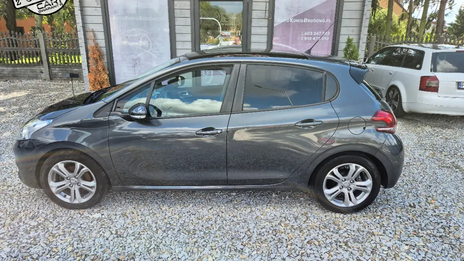 PEUGEOT 208 -