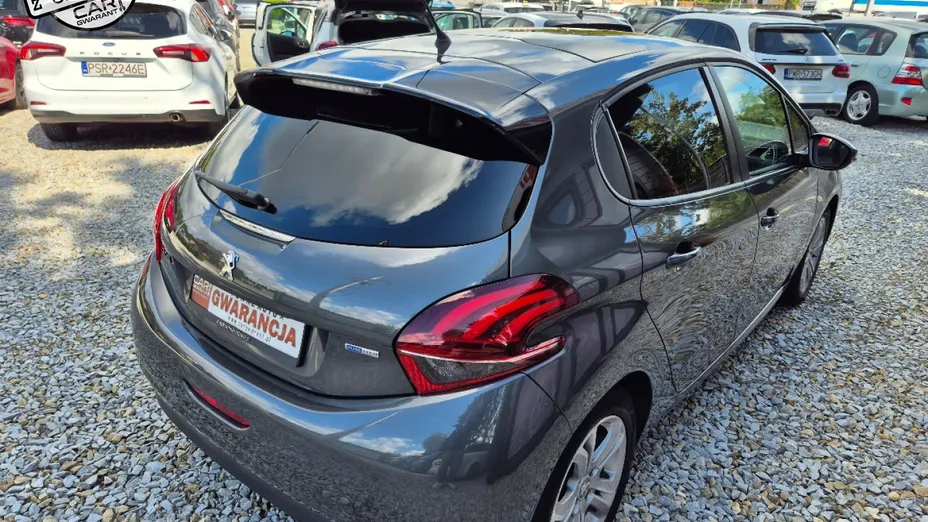 PEUGEOT 208 -
