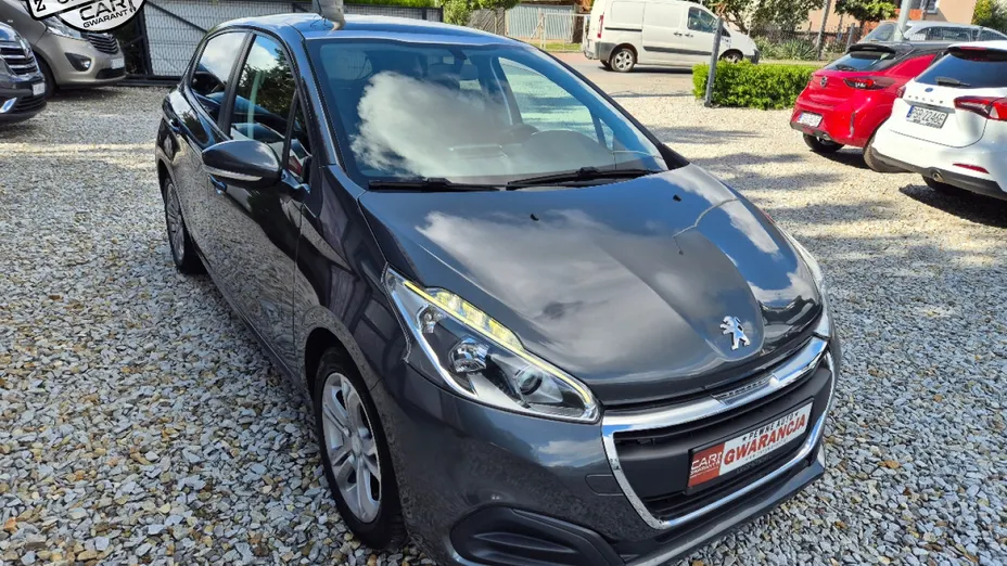 PEUGEOT 208 -