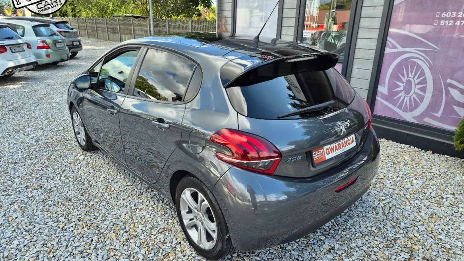 PEUGEOT 208 -