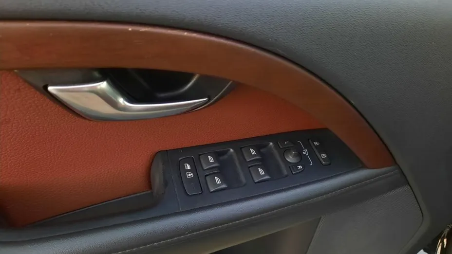 VOLVO XC70 -
