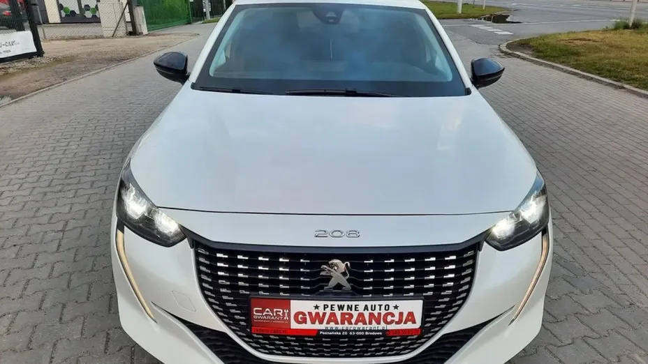 PEUGEOT 208 -