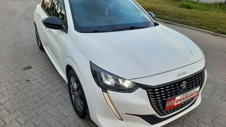 PEUGEOT 208 -
