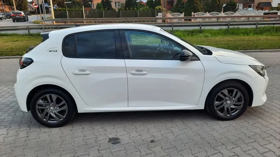 PEUGEOT 208 -