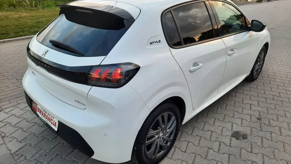 PEUGEOT 208 -