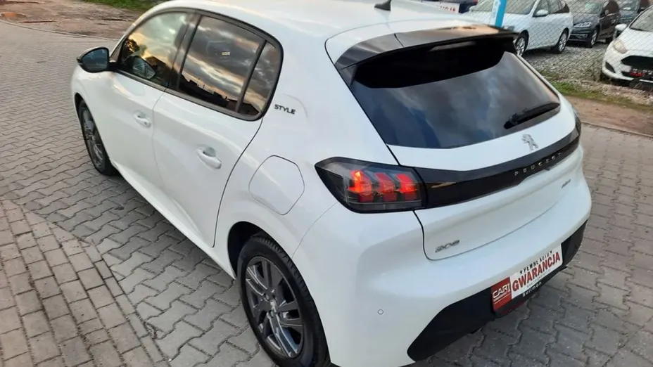 PEUGEOT 208 -