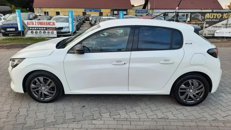 PEUGEOT 208 -