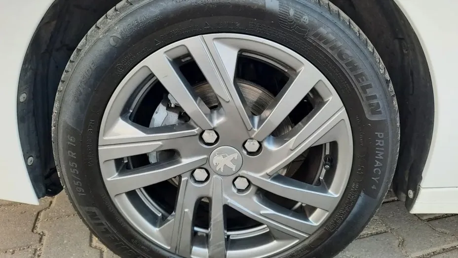 PEUGEOT 208 -