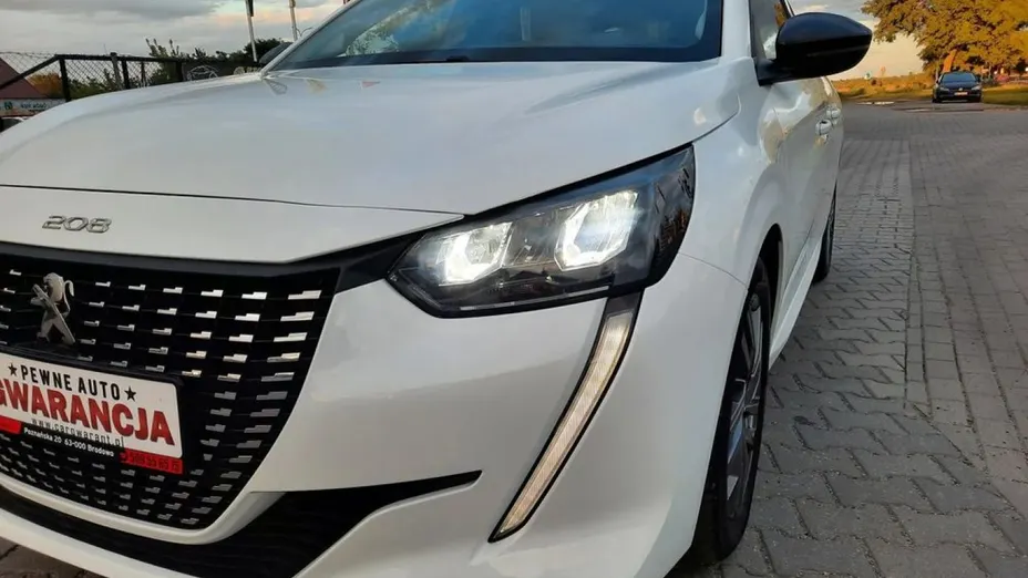 PEUGEOT 208 -
